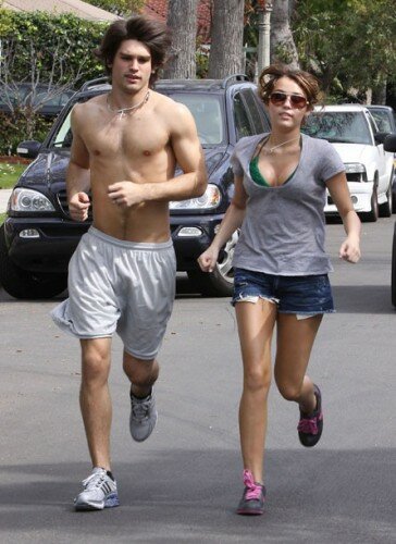 Miley Cirus Boobs Flopping Pic Miley Cirus Boobs Flopping Pic